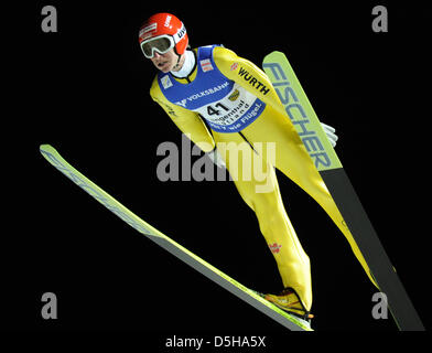 Deutscher Skispringer Michael Uhrmann ist Airbore während der Skisprung-Weltcup auf der neuen Sprungschanze in Klingenthal, Deutschland, 3. Februar 2010. Schweizer Ammann gewann den Wettbewerb, polnische Malysz wurde zweiter, Dritter Österreichs Schlierenzauer und Uhrmann Neunter platziert. Foto: Martin Schutt Stockfoto