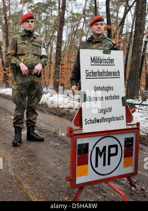 Deutsche Bundeswehr Militär Polizist schaltet Unfallstelle wo abgestürzten UH-60 Black Hawk-Hubschrauber der US-Armee in einem Wald zwischen Lampertsheim und Lorsch, Deutschland, 4. Februar 2010 abgeschaltet. Der Hubschrauber stürzte und explodierte der vorherigen Tag, Trümmer werden verbreitet über eine große Fläche, die militärischen Sicherheitszone erklärt wurde. Die Leichen wurden nicht gegründet Stockfoto