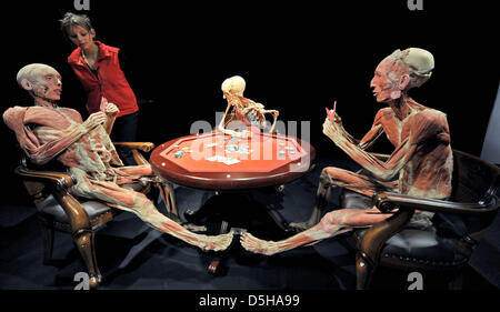 Plastinierter Körper angeordnet wie ein Poker Tisch sind Bestandteil der Reisende Ausstellung "Körperwelten" in Bremen, Deutschland, 4. Februar 2010. Die Ausstellung "Körperwelten - eine Angelegenheit des Herzens" ist auf dem Display in Bremen ab 05 Februar bis 25 Mai 2010. Foto: CARMEN JASPERSEN Stockfoto
