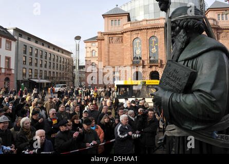 Die restaurierte Statue der deutsche Erfinder der Druckerei Johannes Gutenberg (1398-1486) ist wieder vor der Kathedrale aus Mainz, 4. Februar 2010. Die Bronzestatue machte im Jahre 1837 ist zurück in Mainz nach zweijähriger Restaurierung in Regensburg. Foto: Patrick Seeger Stockfoto