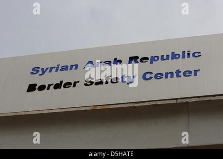 "Syrische arabische Republik Grenze Safety Center" ist steht auf einem Schild am Bab Al-Salama Grenzübergang zwischen der Türkei und Syrien in Azaz, Syrien, 2. April 2013. Foto: Thomas Rassloff Stockfoto