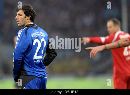 Hamburgs Ruud van Nistelrooy im Bild während des Spiels der deutschen Bundesliga 1. FC Köln gegen Hamburger SV im RheinEnergieStadion in Köln, 6. Februar 2010. Das Spiel endete mit einem 3: 3-Unentschieden. Foto: FEDERICO GAMBARINI (Achtung: EMBARGO Bedingungen! Die DFL ermöglicht die weitere Nutzung der Bilder im IPTV, mobile Dienste und anderen neuen Technologien erst frühestens Tw Stockfoto