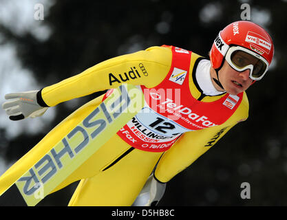 Deutschlands Michael Uhrmann schwebt durch die Luft während der FIS-Team-Tour-Event im Muehlenkopf springen in Willingen, Deutschland, 7. Februar 2010. Willingen ist das letzte der drei Stationen der FIS-Team-Tour und die letzte Veranstaltung vor der bevorstehenden Olympiade Vancouver 2010. PATRICK SEEGER Stockfoto