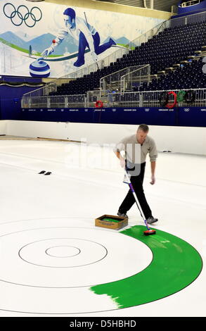 Ein Arbeiter malt die zwölf Fuß auf dem Blatt für die Curling-Wettbewerb in Vancouver Olympic Centre in Vancouver, Kanada, 8. Februar 2010. Die drittgrößte Stadt Kanadas Vancouver Gastgeber der Olympischen Winterspiele 2010 von Februar 12-28 Februar 2010. Foto: Peter Kneffel +++(c) Dpa - Bildfunk +++ Stockfoto