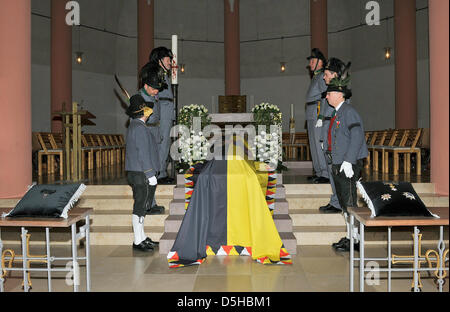 Der Sarg von Regina von Habsburg steht in der Pfarrkirche St. Pius in Poecking nahe Starnberger See, Deutschland, 9. Februar 2010. Regina von Habsburg starb am 3. Februar 2010. Als die Frau von Thronfolger Otto würde sie Kaiserin von Österreich und Königin von Ungarn, geworden, wenn die Monarchie im Jahre 1918 nicht zusammengebrochen war. Foto: URSULA Düren Stockfoto