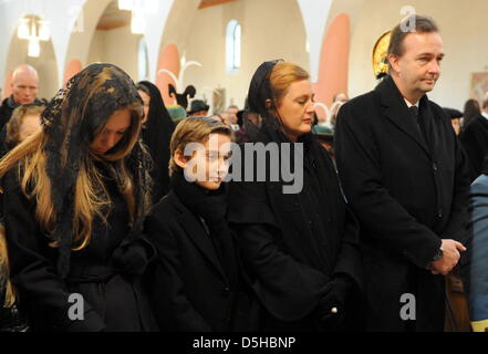 Karl von Habsburg (R-l), seine Frau Francesca von Thyssen-Bornemisza, Ferdinand von Habsburg Und Eleonore von Habsburg Stehen am Dienstag (09.02.2010) in Pöcking (Oberbayern) Bei der Trauerfeier in der St. Pius Kirche Nebeneinander. Das Feierliche Requiem ist der bin 3. Februar Verstorbenen Regina von Habsburg Gewidmet. Foto: Tobias Hase Dpa/lby Stockfoto