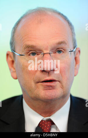 Hans-Peter Villis, Chef der Energie Baden-Württemberg (EnBW) Streiks ein Gleichgewicht auf das Haushaltsjahr zuletzt bei der EnBW Verwaltungsgebäude in Karlsruhe, Deutschland, 9. Februar 2010 abgelaufen. Foto: Uli Deck Stockfoto