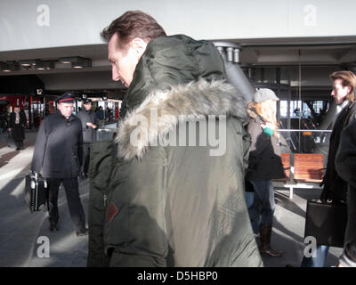 Irischer Schauspieler Liam Neeson im Bild während der Dreharbeiten des Films "Unknown White Male" am Hauptbahnhof in Berlin, Deutschland, 9. Februar 2010. Foto: Xamax Stockfoto