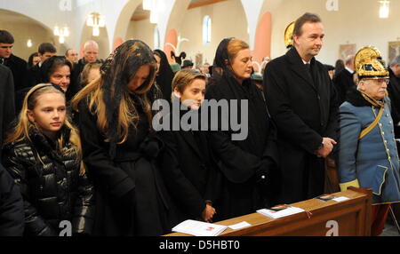 Karl von Habsburg (2vr-l), seine Frau Francesca von Thyssen-Bornemisza, Deren Kinder Ferdinand, Eleonore Und Gloria Stehen am Dienstag (09.02.2010) in Pöcking (Oberbayern) Bei der Trauerfeier in der St. Pius Kirche Nebeneinander. Das Feierliche Requiem ist der bin 3. Februar Verstorbenen Regina von Habsburg Gewidmet. Foto: Tobias Hase Dpa/lby Stockfoto