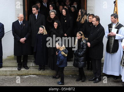 Herzog Franz von Bayern (Hinten, l-R), Georg von Habsburg, Michaela von Habsburg, Gabriela von Habsburg, Eleonore von Habsburg, Francesca von Thyssen-Bornemisza, Karl von Habsburg, Pater Paul Habsburg, Ildiko von Habsburg, Eilika von Habsburg, Sophia von Habsburg Und Gloria von Habsburg bin Quantenelektrodynamik (09.02.2010) in Pöcking (Oberbayern) Bei der Trauerfeier Vor Dem Portal der St. Pius Stockfoto