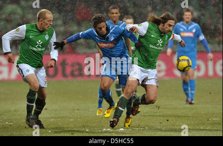 Bremens Petri Afolabi (L) und Torsten Frings (R) Kampf um den Ball mit Hoffenheim Carlos Eduardo während der deutschen DFB (DFB) Cup Viertelfinale Spiel Werder Bremen Vs TSG 1899 Hoffenheim im Weser-Stadion in Bremen, Deutschland, 9. Februar 2010. Bremen besiegt Hoffenheim 2: 1. Foto: Carmen Jaspersen Stockfoto