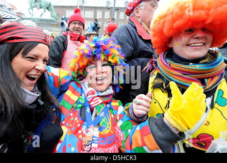 Clowns feiern "Weiberfastnacht" ("Women'sCarnival") in Düsseldorf, 11. Februar 2010. In den Karnevals-Hochburgen, Düsseldorf, Mainz und Köln, Straßenkarneval begann um genau 11:11 CET. Foto: FEDERICO GAMBARINI Stockfoto