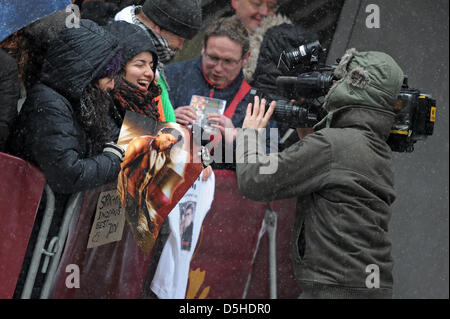 Nassin (l) und Mina Bollywood-Fans warten auf die Ankunft der Bollywood-star-Schauspieler Shah Rukh Khan auf der 60. Berlinale international Filmfestival Freitag, 12 Februar 2010 in Berlin. Foto: Arno Burgi Dpa/lbn Stockfoto