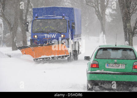 Ein Auto der deutschen Bundesagentur für technisches Hilfswerk (THW) löscht Schnee von einer Straße in der Nähe von Altefaehr auf der Insel Rügen, Deutschland, 12 Nr 2010. Die meisten Straßen auf der Insel Rügen sind unpassierbar durch starke Schneefälle. Foto: Stefan Sauer Stockfoto