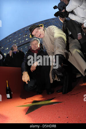 Der Regierende Bürgermeister von Berlin, Klaus Wowereit (SPD, l), Und Gero Gandert (r), der Initiator des Projekte, Betrachten bin Freitag (12.02.2010) in Berlin Einen Stern Auf Dem Boulevard der Stars. Der Boulevard Würdigt Ab Sommer 2010 die Größen der Deutschsprachigen Filmwelt aus Allen Schaffensperioden Bis Heute. Fuhren bin Potsdamer Platz Sind Messingsterne Mit Den Namen un Stockfoto