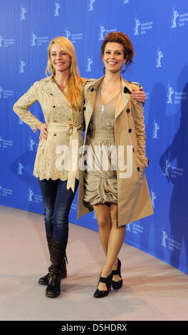 Spanische Schauspielerin Belen Rueda (l) und kolumbianische Schauspielerin Angie Cepeda Photocall zum Film "Für das gute der anderen" (El Mal Ajeno) läuft im Panorama Special Abschnitt während der 60. Internationalen Filmfestspiele Berlinale Freitag, 12. Februar 2010 in Berlin zu besuchen. Foto: Marcus Brandt Dpa/lbn Stockfoto