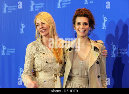 Spanische Schauspielerin Belen Rueda (l) und kolumbianische Schauspielerin Angie Cepeda Photocall zum Film "Für das gute der anderen" (El Mal Ajeno) läuft im Panorama Special Abschnitt während der 60. Internationalen Filmfestspiele Berlinale Freitag, 12. Februar 2010 in Berlin zu besuchen. Foto: Marcus Brandt Dpa/lbn Stockfoto