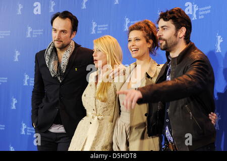 Schweizer Schauspieler Carlos Leal (l-R), spanische Schauspielerin Belen Rueda, kolumbianische Schauspielerin Angie Cepeda und spanischen Schauspieler Eduardo Noriega Photocall zum Film "Für das gute der anderen" (El Mal Ajeno) läuft im Panorama Special Abschnitt während der 60. Internationalen Filmfestspiele Berlinale Freitag, 12. Februar 2010 in Berlin teilnehmen. Foto: Marcus Brandt Dpa/lbn Stockfoto