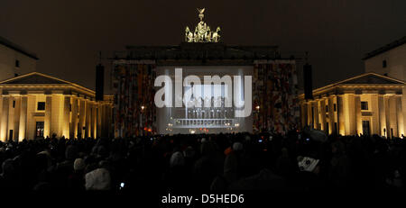 Auf der Occaision von der 60. Berlinale wird der Stummfilm Klassiker "Metropolis" zum ersten Mal nach 83 Jahren in fast voller Länge Version vor dem Brandenburger Tor in Berlin, Deutschland, 12. Februar 2010 gezeigt. Nach dem überraschenden Fund eine originale Version von das Meisterwerk von Fritz Lang in Argentinien vor zwei Jahren konnte der Film in p wiederhergestellt werden Stockfoto