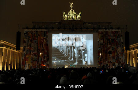 Auf der Occaision von der 60. Berlinale wird der Stummfilm Klassiker "Metropolis" zum ersten Mal nach 83 Jahren in fast voller Länge Version vor dem Brandenburger Tor in Berlin, Deutschland, 12. Februar 2010 gezeigt. Nach dem überraschenden Fund eine originale Version von das Meisterwerk von Fritz Lang in Argentinien vor zwei Jahren konnte der Film in p wiederhergestellt werden Stockfoto