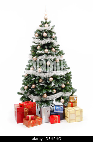 Weihnachtsbaum auf weiß mit Geschenken Stockfoto