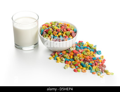 Ungesunde Lebensmittel: tauchte Weizensamen mit vielen künstlichen Farbstoff und Glas Milch Stockfoto