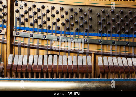 Nahaufnahme der alten im Inneren Element Klavier Stockfoto