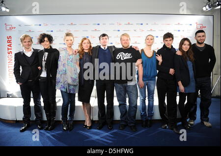 Tschechischer Schauspieler Krystof Hadek (L-R), kroatische Schauspielerin Zrinka Cvitesic, polnische Schauspielerin Agata Buzek, niederländische Schauspielerin Lotte Verbeek, britischer Schauspieler Edward Hogg, norwegischer Schauspieler Anders Baasmo Christiansen, finnische Schauspielerin Pihla Viitala, italienischer Schauspieler Michele Riondino, französische Schauspielerin Anais Demoustier und rumänischen Schauspielers Dragos Bucur besuchen ein Photocall "Shooting Stars 2010" während der 60 t Stockfoto