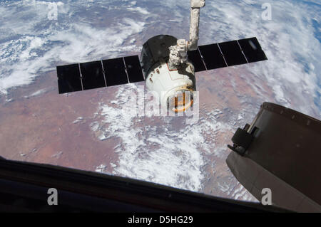 SpaceX Dragon-Raumschiff erscheint nach einer dreiwöchigen Besuch in das International Space Station 26. März 2013 in der Erdumlaufbahn. Stockfoto