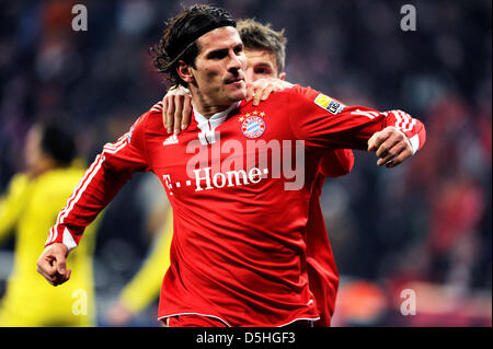 Bayern Mario Gomez feiert seinen 3: 1 beim deutschen Fußball-Bundesliga-FC Bayern München Vs Borussia Dortmund im Stadion Allianz Arena München, Deutschland, 13 Nr 2010 entsprechen. Foto: Lukas Barth Stockfoto