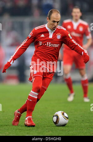 Fußball Bundesliga 22. Spieltag: FC Bayern München - Borussia Dortmund bin Samstag (13.02.2010) in der Allianz Arena in München (Oberbayern). Der Münchner Arjen Robben Spielt Den Ball. Sterben Sie Bayern Gewinnen Das Spiel Mit 3:1. Foto: Tobias Hase Dpa/lby Stockfoto