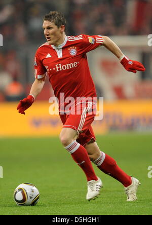 Fußball Bundesliga 22. Spieltag: FC Bayern München - Borussia Dortmund bin Samstag (13.02.2010) in der Allianz Arena in München (Oberbayern). Der Münchner Bastian Schweinsteiger Spielt Den Ball. Sterben Sie Bayern Gewinnen Das Spiel Mit 3:1. Foto: Tobias Hase Dpa/lby Stockfoto