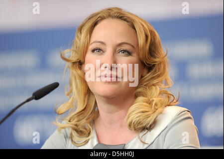 US-Schauspielerin Virginia Madsen besucht die Pressekonferenz des Films "Vater der Erfindung" bei der 60. Internationalen Filmfestspiele Berlinale in Berlin, Deutschland, Montag, 15. Februar 2010. Das Festival dauert bis 21 Februar 2010. "Vater der Erfindung" läuft im Panorama Special des Festivals. Foto: Marcus Brandt Dpa/lbn Stockfoto