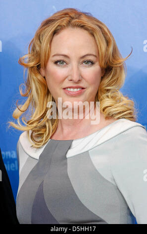 US-Schauspielerin Virginia Madsen stellt beim Photocall zum Film "Vater der Erfindung" bei der 60. Berlinale Berlin International Film Festival im Hotel Hyatt in Berlin, Deutschland, 15. Februar 2010. Foto: Hubert Boesl Stockfoto