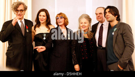 (L-R) Deutsche Filmemacher Wim Wender und Fahti Akim, deutsche Schauspielerin Martina Gedeck, Auustrian Schauspielerin Senta Berger, französischer Minister für Kultur Fredric Mitterand und deutsche Schauspielerin Hanna Schygulla Lächeln während der Verleihung des Nationalorden der Ehrenlegion in Berlin, Deutschland, 15. Februar 2010. Foto: Wolfgang Kumm Stockfoto