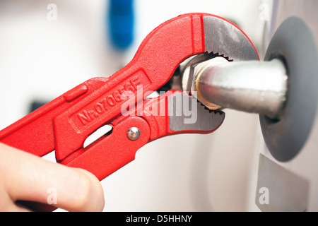 Techniker mit einem Schraubenschlüssel, eine passende anziehen Stockfoto