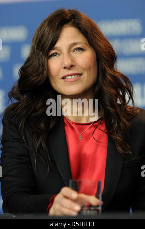 US-Schauspielerin Catherine Keener besucht die Pressekonferenz des Films 'Bitte gib' bei der 60. Internationalen Filmfestspiele Berlinale in Berlin, Deutschland, Dienstag, 16. Februar 2010. Das Festival dauert bis 21 Februar 2010. "Bitte gib" läuft im Wettbewerb des Festivals. Foto: Tim Brakemeier Dpa/lbn Stockfoto