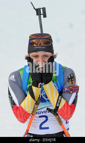 Magdalena Neuner Deutschland feiert nach Biathlon Damen 10 km Verfolgung im Olympic Park während der Olympischen Spiele in Vancouver 2010, Whistler, Kanada, 16. Februar 2010. Foto: Martin Schutt Stockfoto