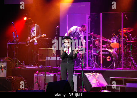 Witwe von John Lennon, Yoko Ono führt mit ihrer Band "Plastic Ono" an der Brooklyn Academy of Music in New York, USA, 16. Februar 2010. Es war nur die zweite Aufführung der Band seit ihrer Gründung im Jahr 1969 von Lennon und Ono. Die Band das Lied "Give Peace a Chance" wurde eine Hymne der Friedensbewegung. Foto: Chris Melzer Stockfoto