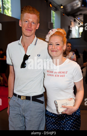 Enie van de Meiklokjes und Freund Tobi auf der Mercedes-Benz Fashion Week Berlin Frühjahr/Sommer 2012 - Ankünfte im Fashion-Zelt auf Stockfoto