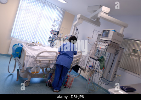 Krankenschwester mit Patienten auf der Intensivstation intensiv Stockfoto