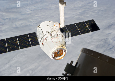 SpaceX Dragon-Raumschiff erscheint nach einer dreiwöchigen Besuch in das International Space Station 26. März 2013 in der Erdumlaufbahn. Stockfoto