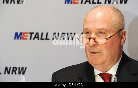 Horst-Werner Maier-Hunke, spricht Chef von Nordrhein-Westfalen der Stahlindustrie Arbeitgeberverband auf einer Pressekonferenz in Düsseldorf, 17. Februar 2010. Die Arbeitgeberseite und die Gewerkschaften haben für einen möglicherweise entscheidenden Verhandlungsrunde über einen neuen tariflichen Vertrag für Mitarbeiter im Bereich Stahl und Elektroindustrie erfüllt. Foto: JULIAN STRATENSCHULTE Stockfoto