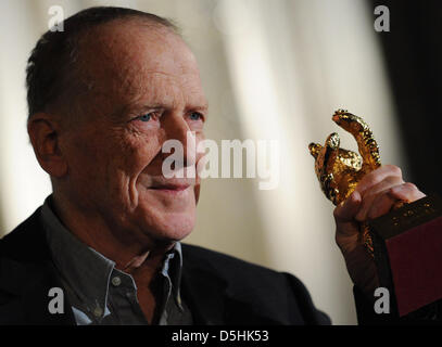 Deutscher Drehbuchautor, Autor und Regisseur Wolfgang Kohlhaase hält seine Goldenen Ehrenbären für sein Lebenswerk bei der 60. Berlinale Internationalen Filmfestspiele in Berlin, Deutschland, Mittwoch, 17. Februar 2010 erhielt er. Das Festival dauert bis 21 Februar 2010. Foto: Jens Kalaene Dpa/lbn Stockfoto