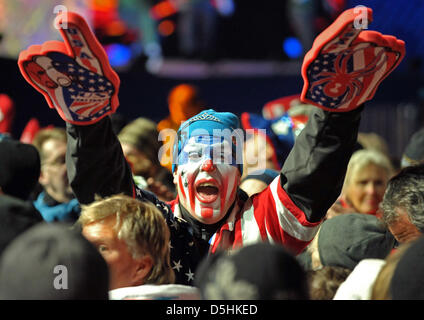 Ein Anhänger der USA Jubel während der Frauen Abfahrt Siegerehrung auf der Medal Plaza in Whistler, Kanada, bei den Olympischen Spielen 2010 in Vancouver 17. Februar 2010. Foto: Martin Schutt +++(c) Dpa - Bildfunk +++ Stockfoto