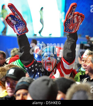 Ein Anhänger der USA Jubel während der Frauen Abfahrt Siegerehrung auf der Medal Plaza in Whistler, Kanada, bei den Olympischen Spielen 2010 in Vancouver 17. Februar 2010. Stockfoto