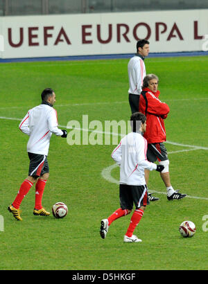 Jorge Jesus, Cheftrainer der portugiesischen Fußball-Club Benfica Lissabon (rotes Trikot) Uhren seine Spieler während einer Teamübung im Olympiastadion in Berlin, Deutschland, 17. Februar 2010. Benfica, zweimalige Europacup-Sieger, Gesichter deutsche Bundesliga Seite Hertha Berlin in einem Champions-League Vermittler Runde Hinspiel Spiel in Berlin am 18. Februar 2010. Foto: RAINER JENSEN Stockfoto