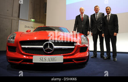 Vorstandsvorsitzender der Daimler AG Dieter Zetsche (L), Leiter der Daimler Trucks Division Andreas Renschler (C) und Chief Financial Officer Bodo Uebber posieren neben einem Mercedes-Benz SLS AMG vor der jährlichen Pressekonferenz 2010 von Daimler im Carl Benz Center in Stuttgart, Deutschland, 18. Februar 2010. Der Autohersteller stellt den Jahresabschluss 2009. Daimler hat mit einem Verlust zu bewältigen Stockfoto