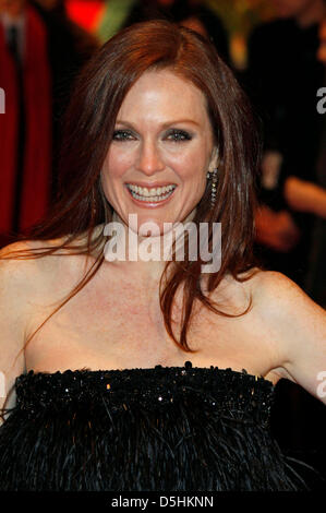 US-Schauspielerin Julianne Moore kommt für die Premiere des Films "The Kids Are All Right" bei der 60. Internationalen Filmfestspiele Berlin in Berlin, Deutschland, 17. Februar 2010. Die 60. Berlinale läuft bis zum 21 Februar. Foto: Hubert Boesl Stockfoto