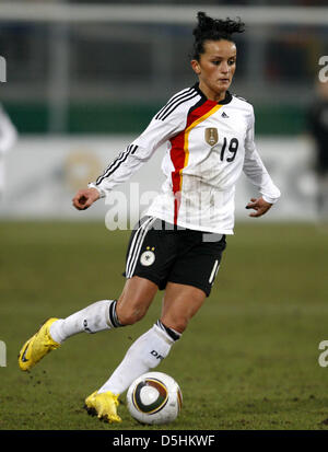 Fußball-DFB-Frauen, Deutschland - Nordkorea bin Mittwoch (17.02.2010) in der MSV-Arena in Duisburg. Sterben Sie Deutsche Fatmire Bajramaj. Foto: Roland Weihrauch Dpa/lnw Stockfoto